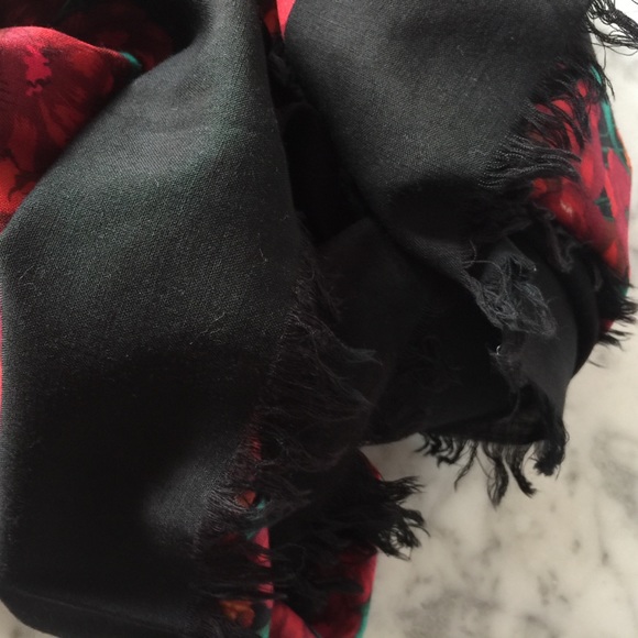 Gorgeous Willa New York Floral Print Scarf - Picture 5 of 8